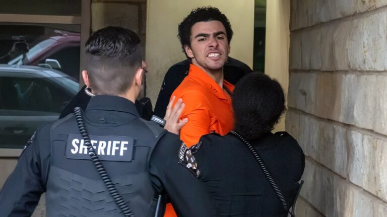 Consejo de Nueva York impulsa ley para revocar pases de prensa por mal uso