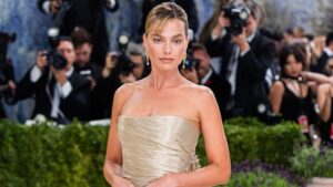 Margot Robbie protagoniza en bikini azul el rodaje del precuela de «Ocean’s Eleven» en Saint-Tropez