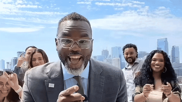 Críticas a alcalde de Chicago por video viral mostrando sus bailes