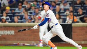 Jugador de los Mets Jared Young queda inconsciente tras fuerte choque en partido contra Phillies