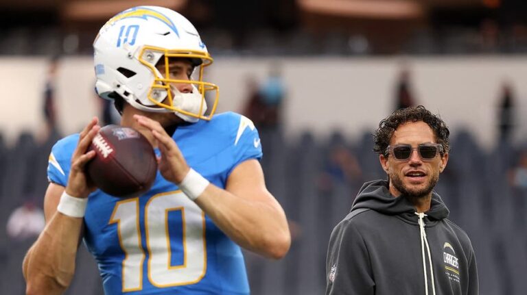 Mike McDaniel impulsa a Los Angeles Chargers con Justin Herbert hacia una temporada prometedora