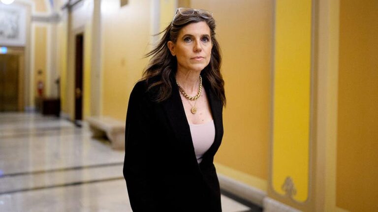 Nancy Mace se viraliza con mensaje durante juego de fútbol americano en la SEC