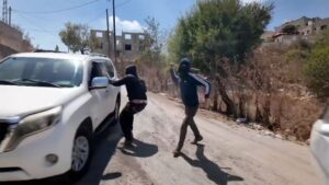 Un grupo de colonos israelíes ataca a equipo de NBC y familia palestina en Cisjordania
