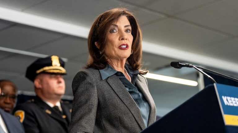 Gobernadora Hochul impulsa programa federal de elección escolar en Nueva York mientras sindicatos se oponen