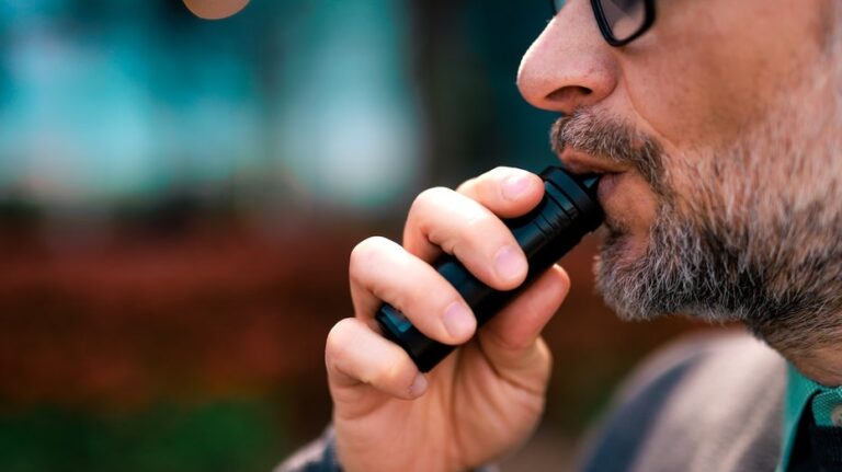 Algunos exvapeadores regresan al cigarrillo tradicional ante dificultades para dejar la nicotina