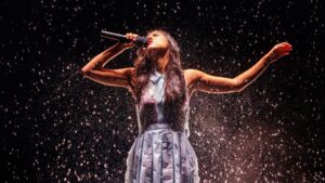 Olivia Rodrigo deslumbra con vestido que desaparece en el debut de su gira Unraveled
