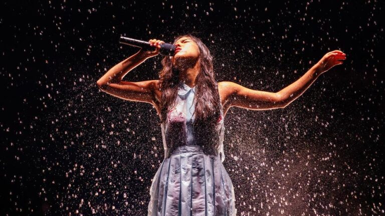 Olivia Rodrigo deslumbra con vestido que desaparece en el debut de su gira Unraveled