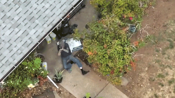 Video muestra operativo SWAT chocando con tractor para capturar a hombre armado en Oregón
