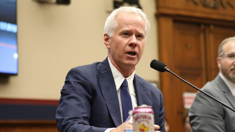 Patrick McEnroe urge reforma en el tenis universitario y debate sobre atletas trans y reclutamiento extranjero