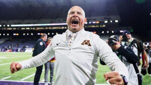 Entrenador de Minnesota PJ Fleck celebra victoria con gesto inusual tras partido contra Washington