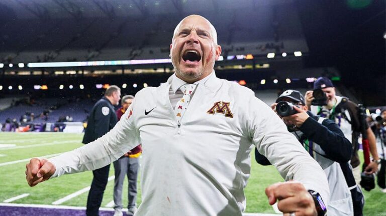 Entrenador de Minnesota PJ Fleck celebra victoria con gesto inusual tras partido contra Washington