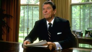 Republicanos enfrentan desafío electoral en las elecciones de medio término; proponen la visión de Reagan como solución