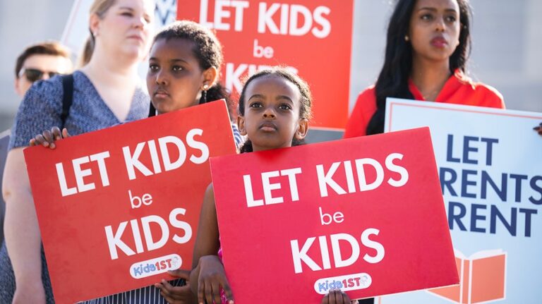 Distrito escolar de Nueva Jersey enfrenta demanda por política que oculta transiciones de género a los padres