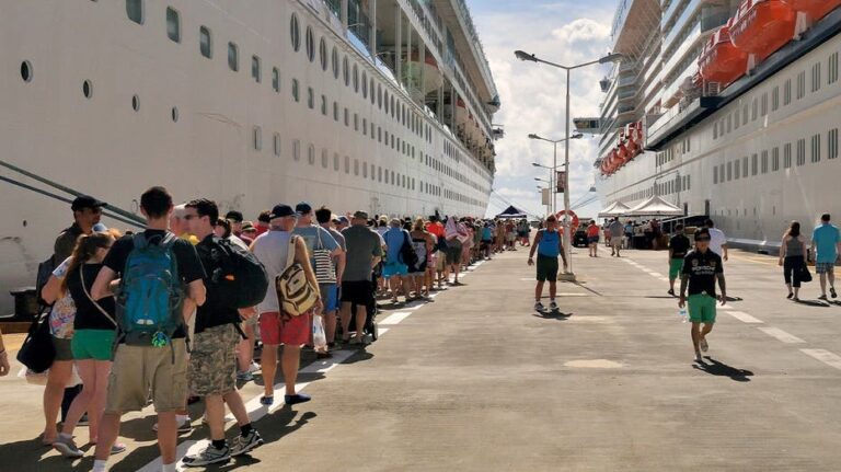 Royal Caribbean cancela abruptamente crucero a Alaska y genera protesta entre pasajeros