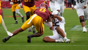 Dante Moore, mariscal de campo de Oregon, retirado en camilla tras fuerte golpe contra USC