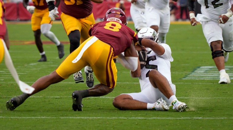 Dante Moore, mariscal de campo de Oregon, retirado en camilla tras fuerte golpe contra USC