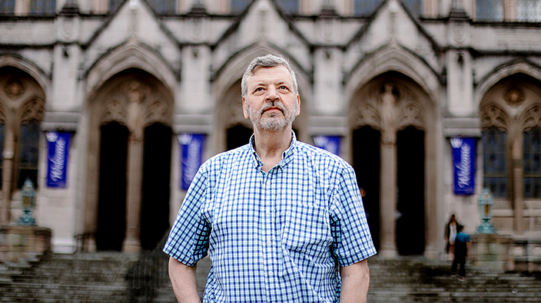 Universidad de Washington indemniza a profesor con 600 mil dólares por sanción relacionada con parodia de declaración de tierras