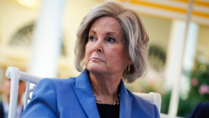 Susie Wiles comparte su experiencia al combatir cáncer mientras dirigía la Casa Blanca de Trump