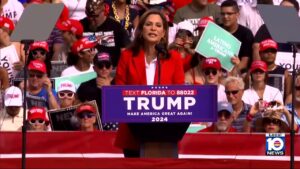 Donald Trump intensifica críticas contra la congresista Maria Elvira Salazar en campaña por reelección