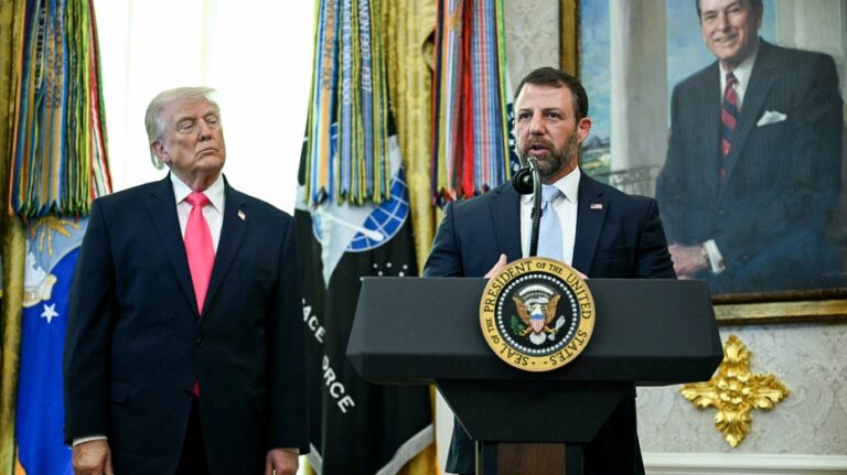 Veinte estados demandan para frenar nueva regla que dificulta visas y residencias a inmigrantes