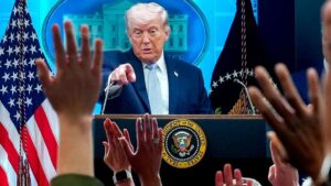 President Trump muestra mayor confianza y control en su segundo mandato, según periodistas