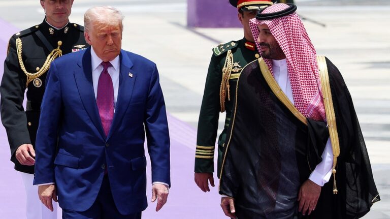 Ministro saudí advierte que amenaza huthi desafía seguridad global y urge cooperación internacional