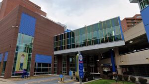 Médico pediatra de Pittsburgh asesinado a cuchilladas en su casa, esposa gravemente herida