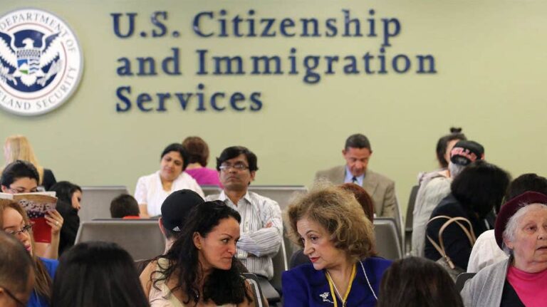 Exfuncionario del USCIS y cómplice enfrentan cargos por sobornos que superan los 960,000 dólares en casos de ciudadanía