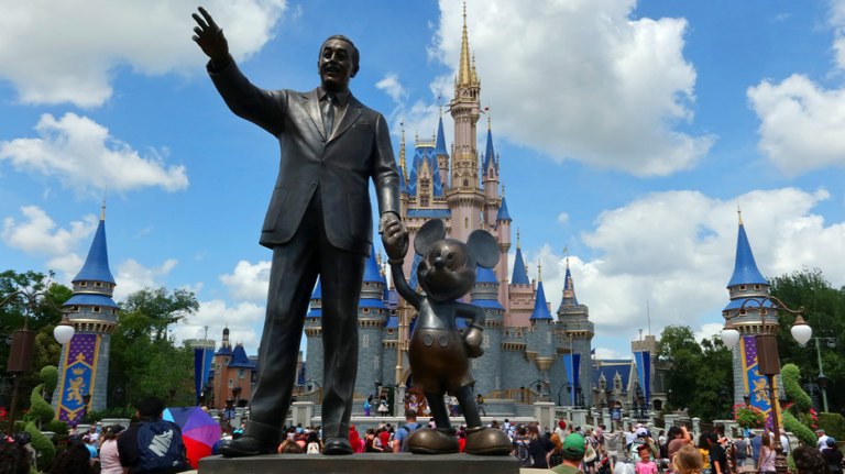 UCF Knights presenta patrocinio especial en cascos con Walt Disney World