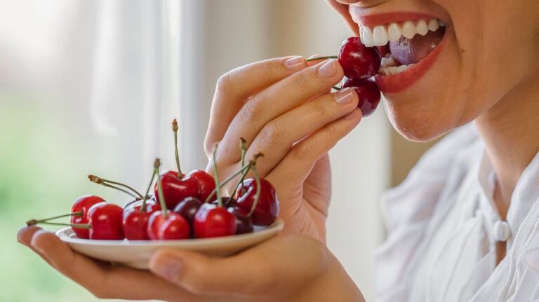 Estrategias alimenticias para mejorar el sueño y el rol de la cafeína, según nutricionista
