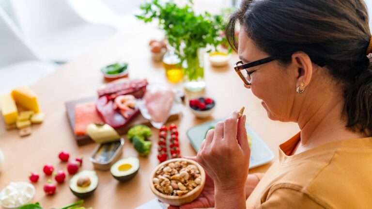 Dieta cetogénica reduce grasa hepática y revierte prediabetes, revela estudio