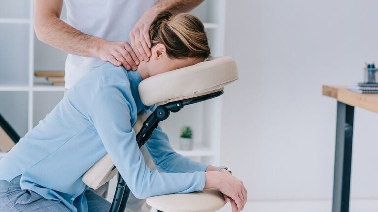 Clientes reportan síntomas similares a la gripe tras masajes populares en spas