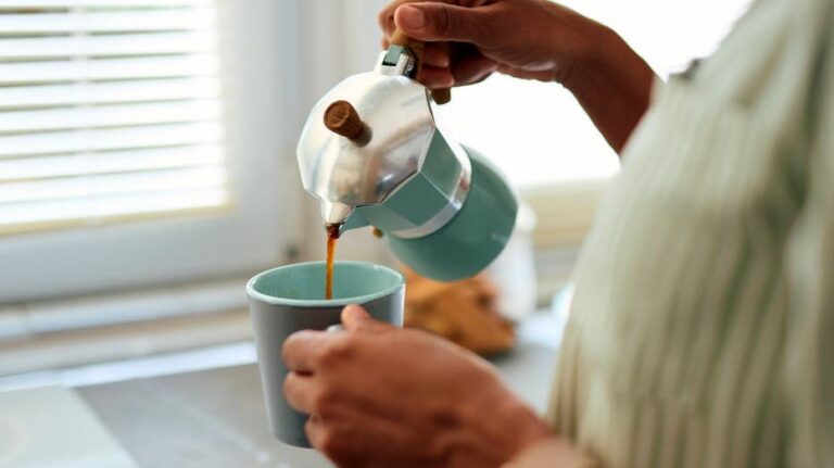 Consumo excesivo de café podría afectar la salud ósea en mujeres mayores, revela estudio