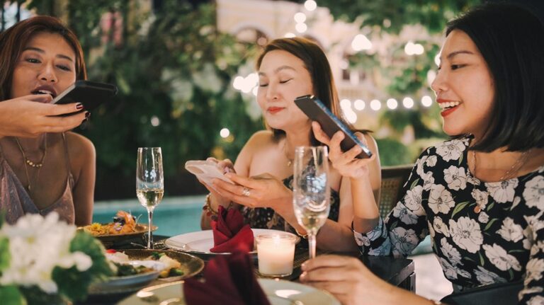 Restaurantes en EE.UU. restringen el uso del celular para mejorar la experiencia gastronómica