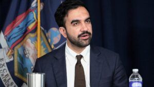 Alcalde de Nueva York presenta demanda contra aumento salarial para asistentes educativos