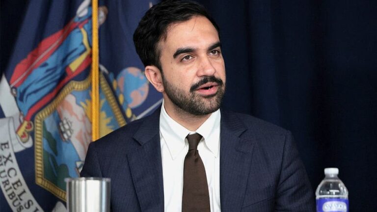 Alcalde de Nueva York presenta demanda contra aumento salarial para asistentes educativos