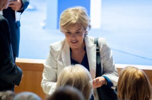 Soraya Sáenz de Santamaría cambia la política por el sector privado tras perder frente a Pablo Casado