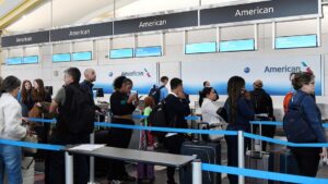 American Airlines subirá a $150 la tarifa anual de dos tarjetas de crédito