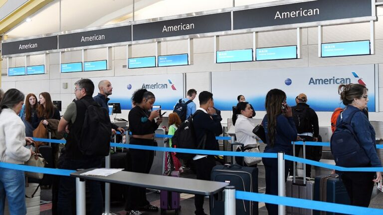 American Airlines subirá a $150 la tarifa anual de dos tarjetas de crédito