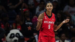 Angel Reese gana el premio a la Jugadora Defensiva del Año en la WNBA entre controversias