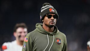 Al Michaels minimiza las demandas por conducta sexual de Deshaun Watson durante transmisión