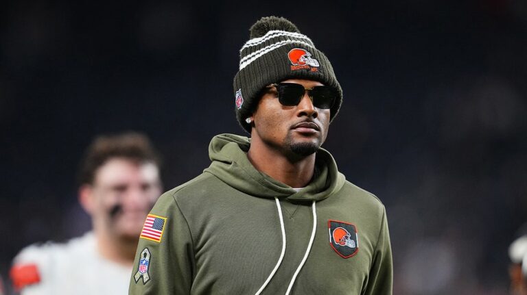 Al Michaels minimiza las demandas por conducta sexual de Deshaun Watson durante transmisión