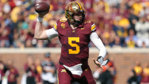 Minnesota vence a Michigan pese a una patada accidental al quarterback Drake Lindsey