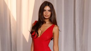 Emily Ratajkowski comparte una foto junto a Romain Gavras y luce un traje de baño negro