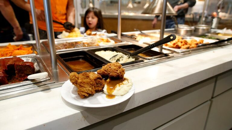 Golden Corral ajusta su buffet para contener costos sin renunciar a la variedad