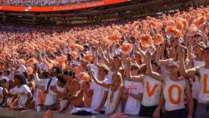 Fans de Tennessee consumen alcohol por valor de 1.3 millones de dólares durante partido con Texas y la presencia del presidente